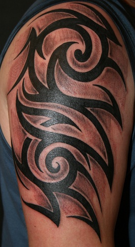 Tatuaje tribal del brazo del estilo de la llama