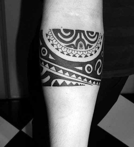 Tatuaje tribal hawaiano del brazo