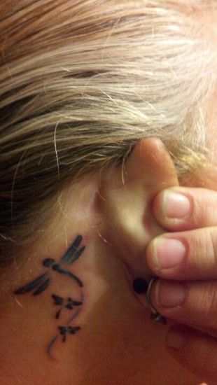 Tatuaggio libellula dietro l'orecchio