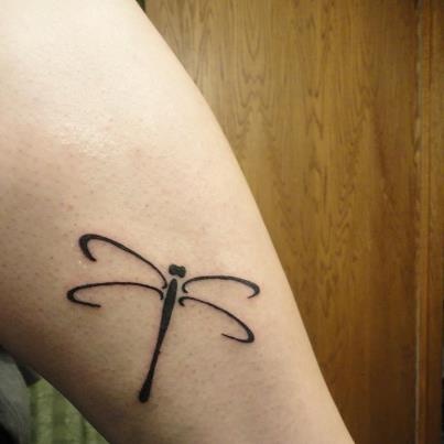 Semplice tatuaggio libellula