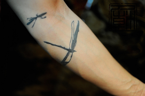 Tatuaggi libellula sul braccio