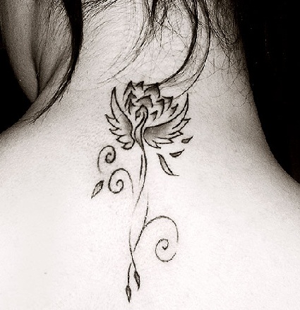 Tatuaggio Fenice sul collo