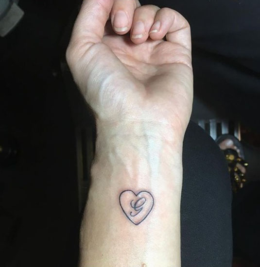 Attraente lettera G tatuaggio con cuore