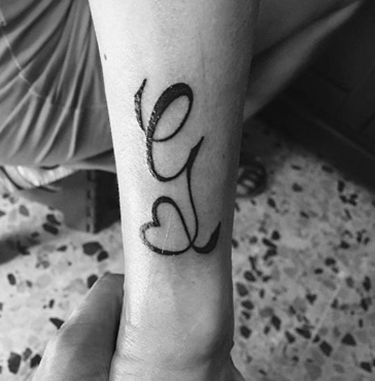 Tatuaggio Curvy Lettera G Con Un Cuore