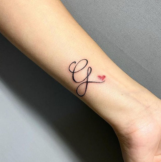 Splendido tatuaggio con lettera G