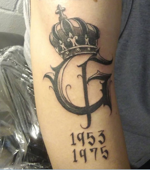 Tatuaggio iniziale G gotica con corona