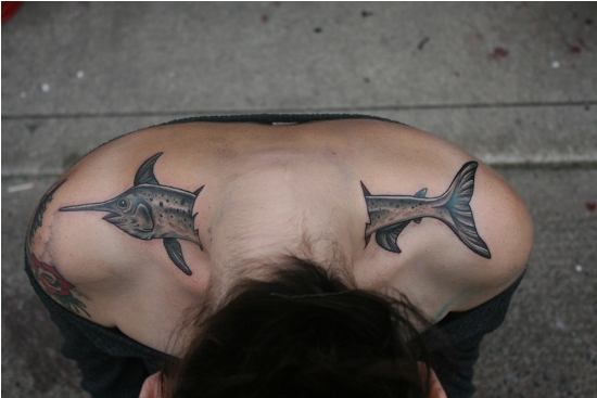 Disegni del tatuaggio del delfino per il collo