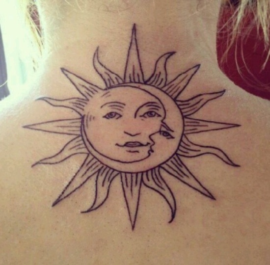 Tatuaggi del sole sul collo