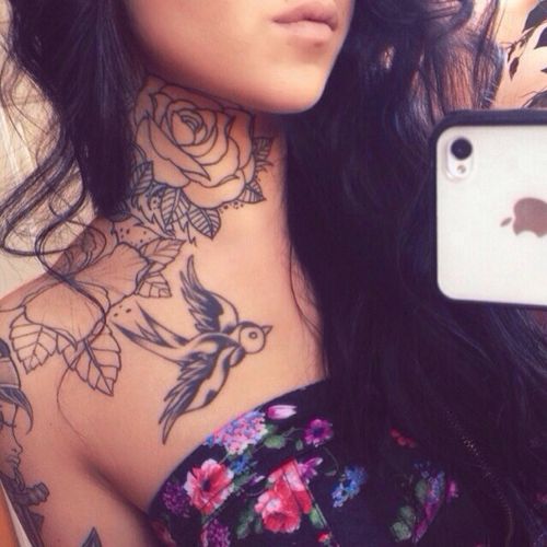 Tatuaggi sul collo di rose di spine