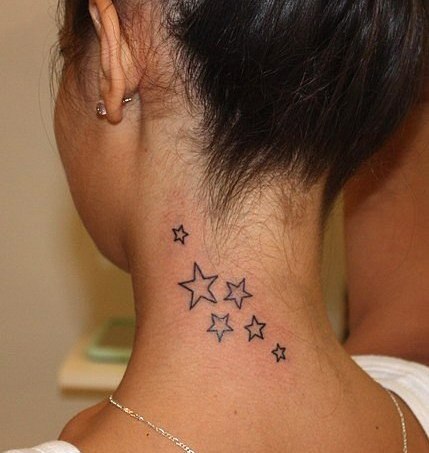 Disegno del tatuaggio del collo della stella per le ragazze