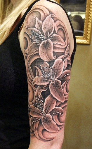 Tatuaje de flor de lirio para mujer