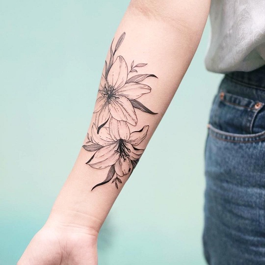 Tatuajes de lirio en el brazo