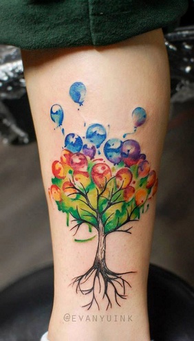 Ineguagliabile disegno del tatuaggio del palloncino sull'albero