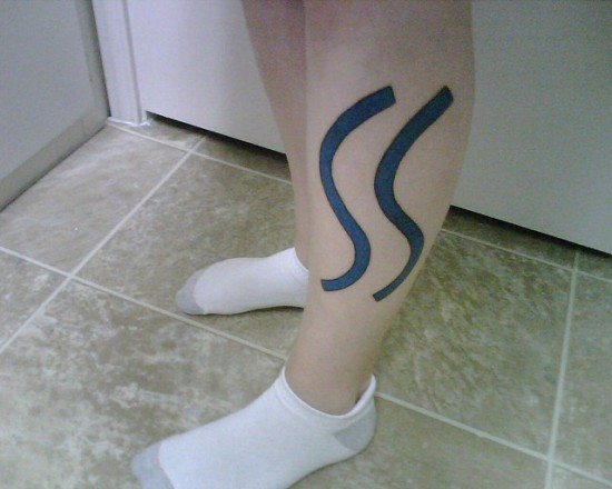 Tatuaje de agua ondulada para piernas