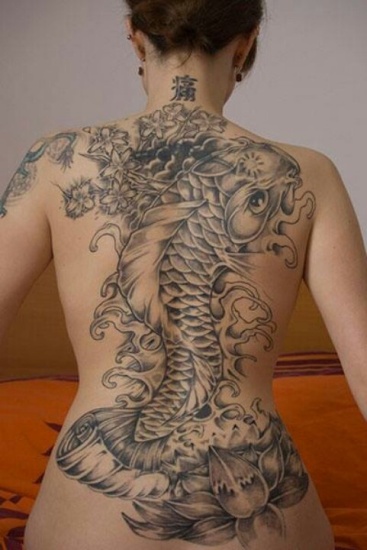 Tatuaggio ragazza pesce e fiori di ciliegio