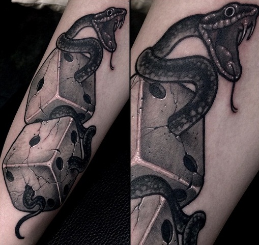 Tatuaje de juego de dados y serpiente