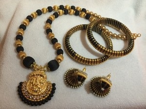 Collana Mangalsutra con ciondolo Lakshmi e filo di seta