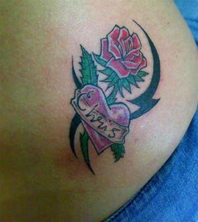 El amor verdadero indica el tatuaje tribal de la rosa