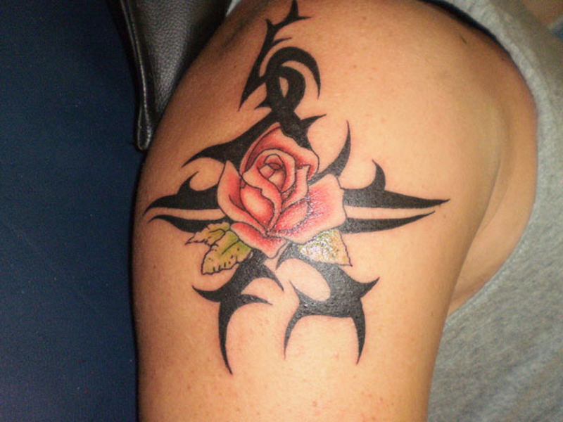 Diseños de tatuajes de rosas tribales encantadores