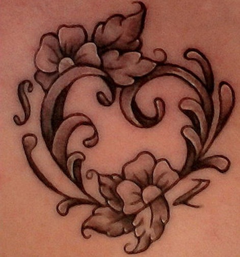 Tatuaje tribal del corazón de la flor