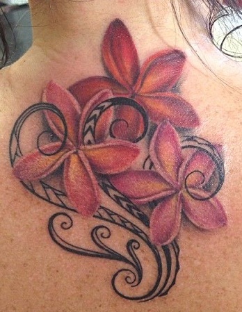 Tatuaje de flor tribal en color rojo