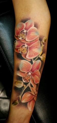 Tatuaje de flor tribal tipo orquídea
