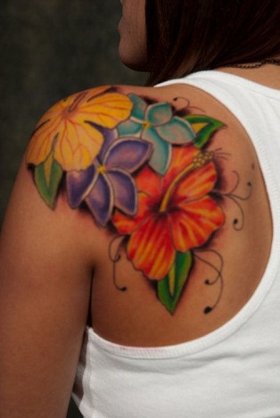 Tatuaje combinado de flores tribales coloridas