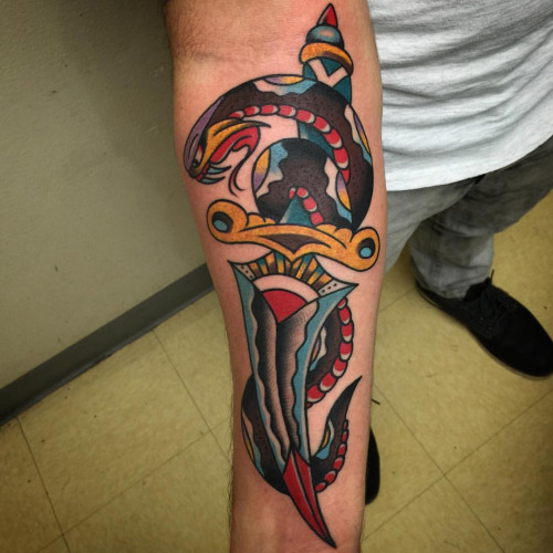 Diseño colorido del tatuaje de la daga