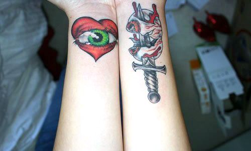 Tatuaje en la muñeca, ojo, corazón y puñal