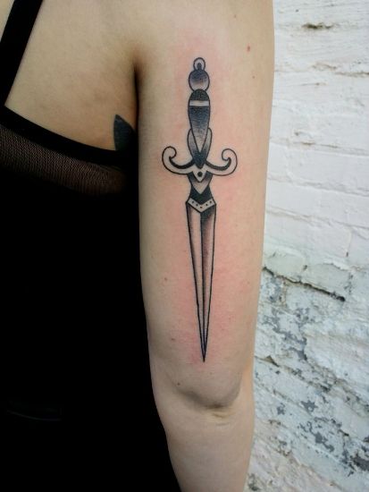 Diseño de tatuaje de daga con patrón de borde de lápiz