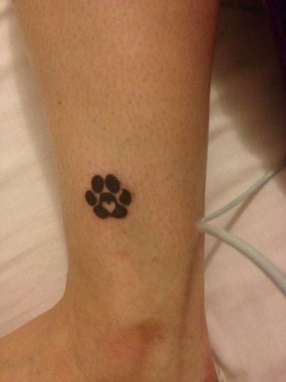 Disegno del tatuaggio con stampa della zampa di cane piccolo