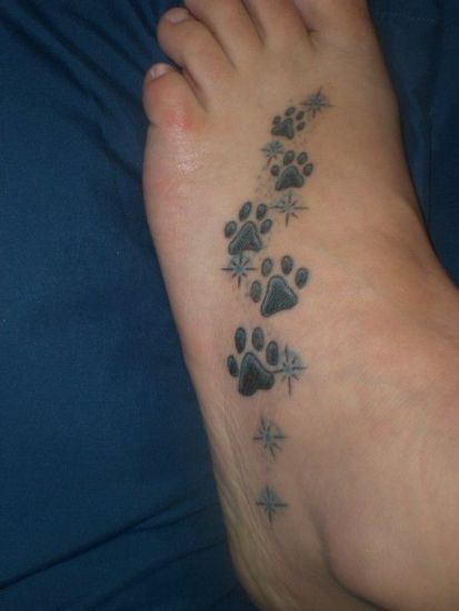 Eleganti tatuaggi zampa di cane a piedi