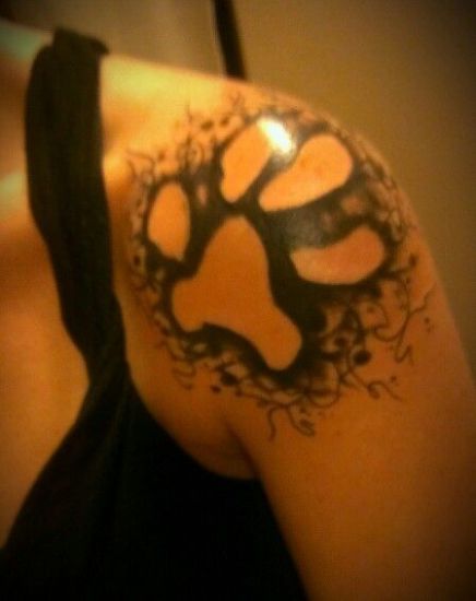Disegno del tatuaggio del cane in formato inciso