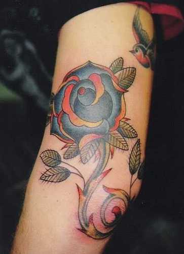 Tatuaggi di fiori sul gomito