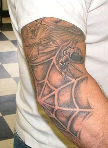 Tatuaggi sul gomito della ragnatela