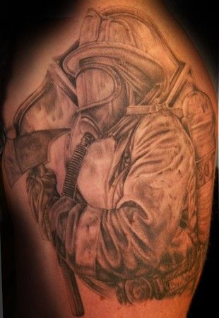 Tatuaje en el hombro, bombero de tinta gris
