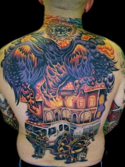 Tatuaje de pájaro colibrí con bombero