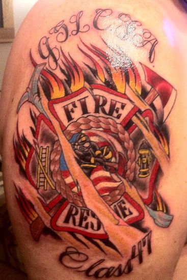 Tatuaje en el hombro, bombero brillante