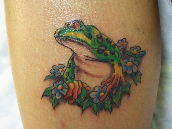 Disegno del tatuaggio della rana in rilievo