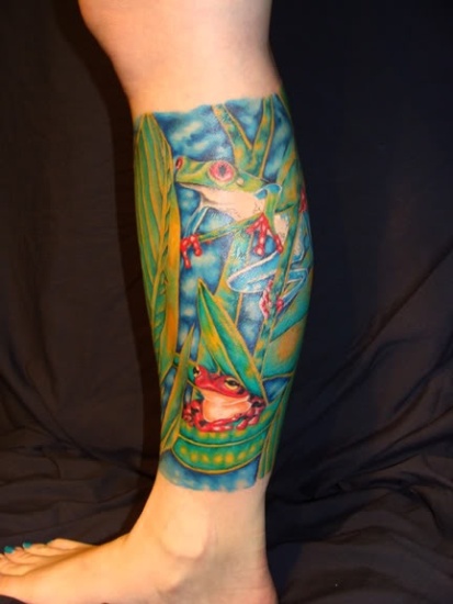 Fantastico disegno di tatuaggi di rana sulla gamba