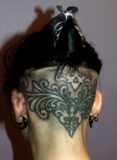 Design creativo del tatuaggio dei capelli