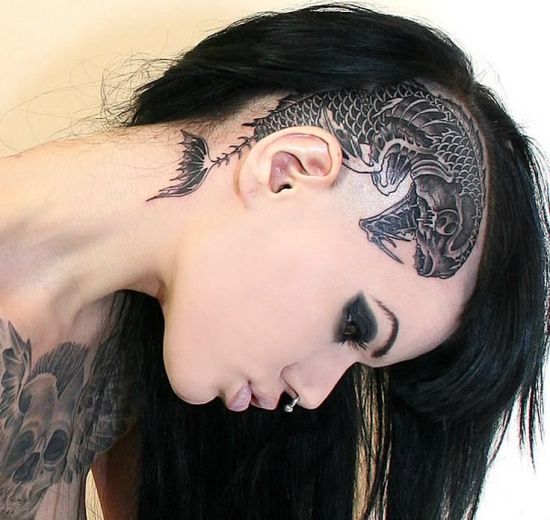 Disegno del tatuaggio per capelli con pesce osseo