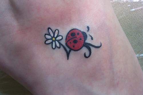 Tatuaje de flor pequeña con mariquita