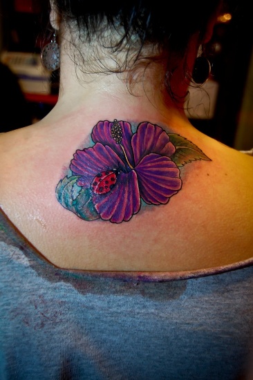 Tatuaje de hibisco con mariquita