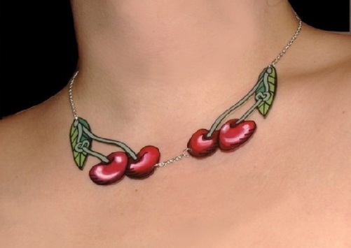 Tatuaggio con collana di ciliegie