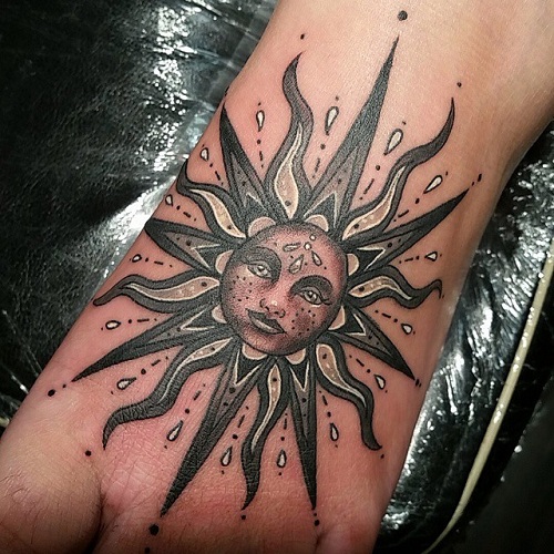 Patrón de sol único en tatuajes celestiales