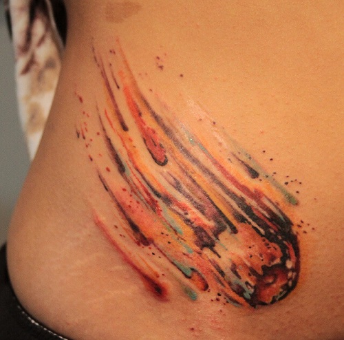 El tatuaje celestial del cometa ardiente