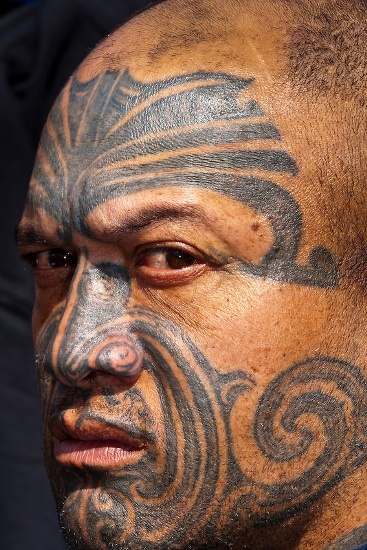 Diseño de tatuaje de mascarilla tribal