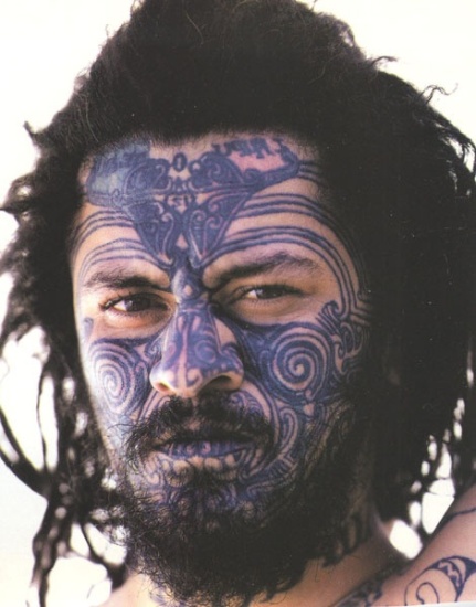 Diseño de tatuaje de máscara de estilo maorí
