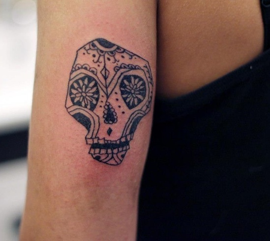 Disegno del tatuaggio messicano con teschio asimmetrico